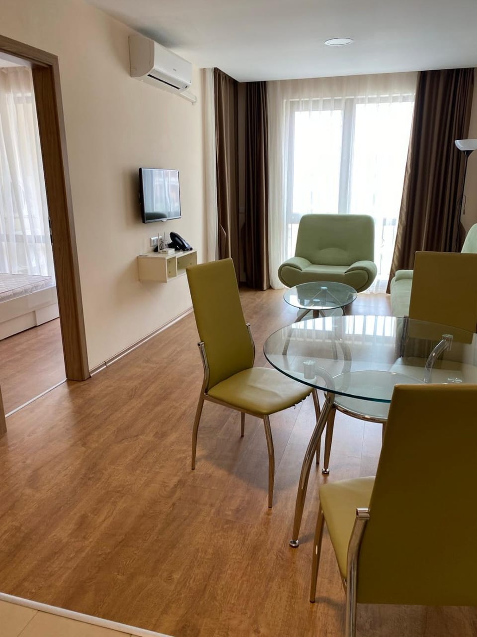 Communal lounge/ TV room, TV and multimedia, Living room, Dining area, air conditioner