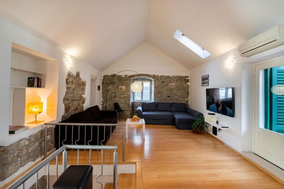 TV and multimedia, Living room, Seating area, Bedroom