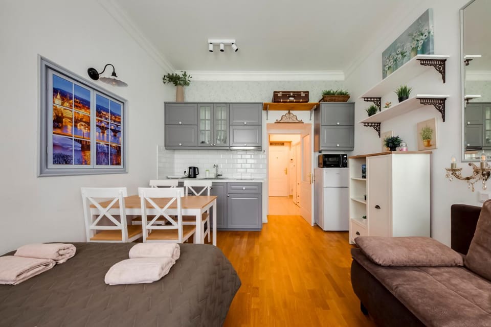 Bed, Kitchen or kitchenette, Seating area, Dining area