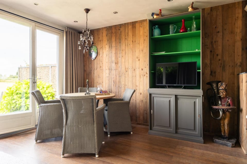 Property building, Seating area