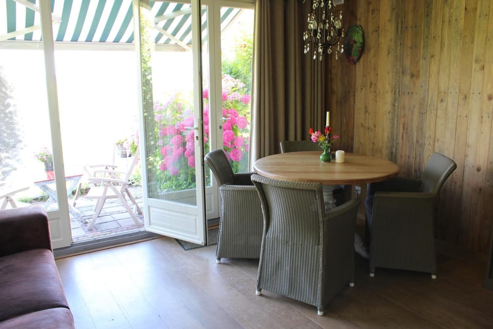 Living room, Breakfast