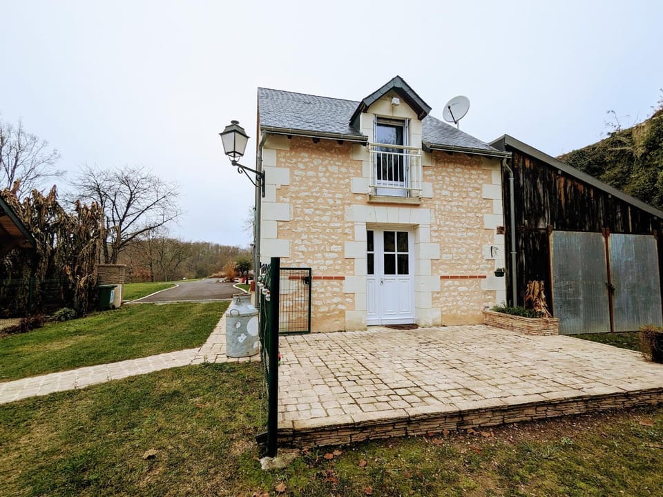 Gîte familial avec piscine chauffée, terrain de sport et proximité ZooParc de Beauval et Valençay Country House in Centre-Val de Loire