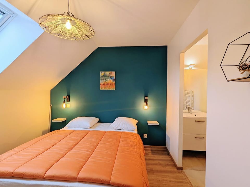 Gîtes de charme avec jacuzzi, piscine chauffée, et activités familiales près du Zoo de Beauval et des Châteaux House in Centre-Val de Loire