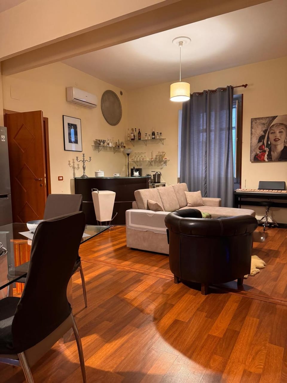 Kitchen or kitchenette, Living room, Seating area, Dining area, air conditioner