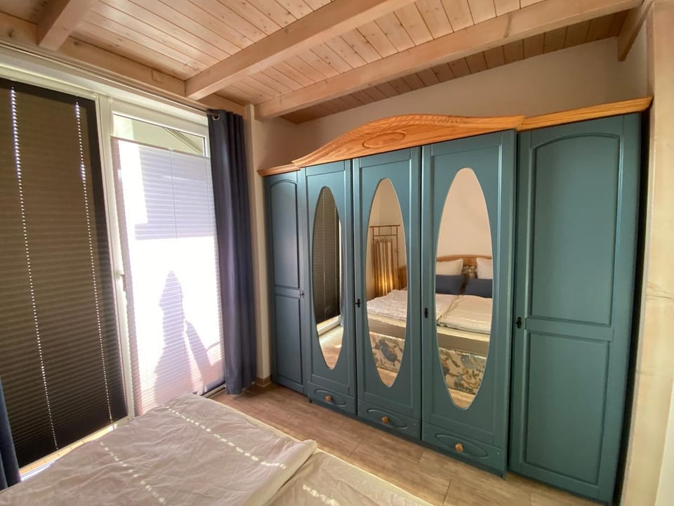 Photo of the whole room, Bedroom, wardrobe
