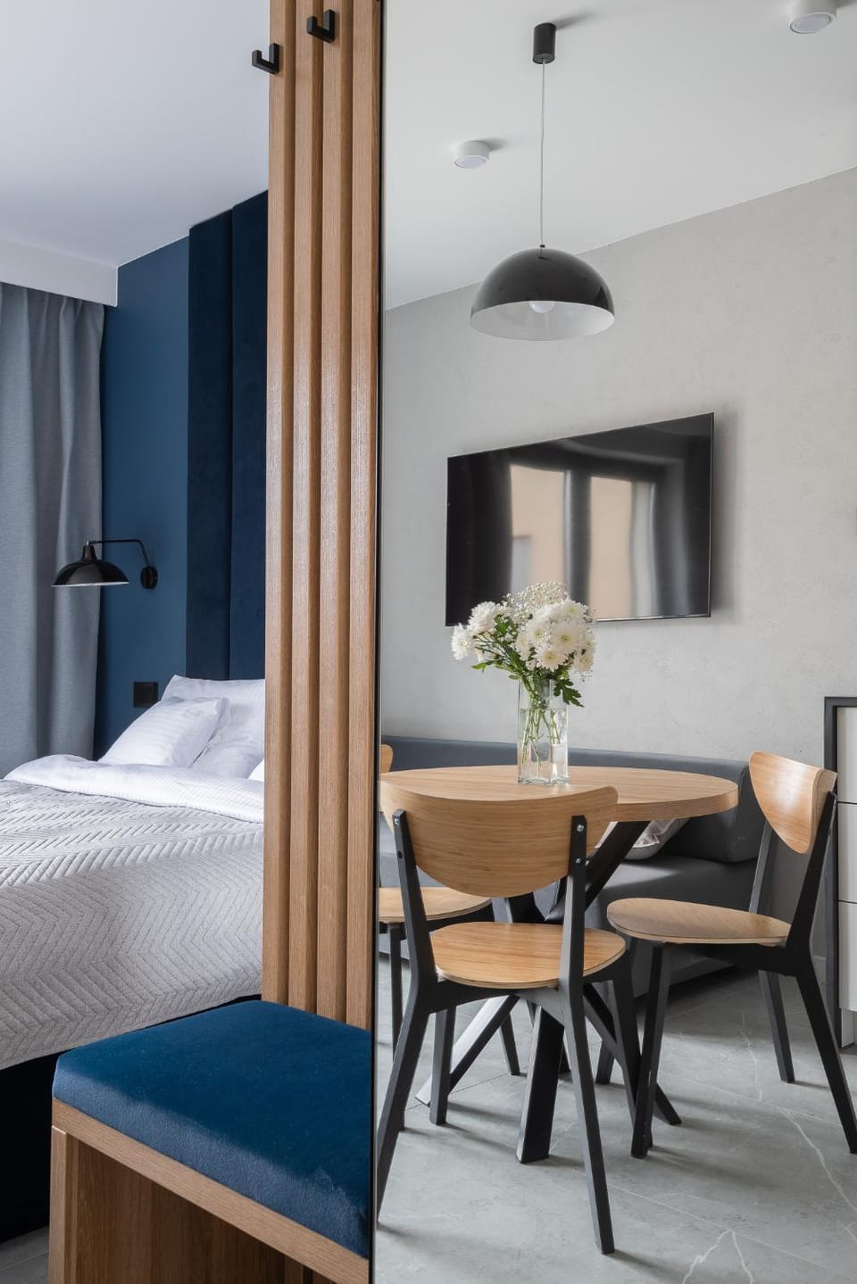 Bed, TV and multimedia, Bedroom