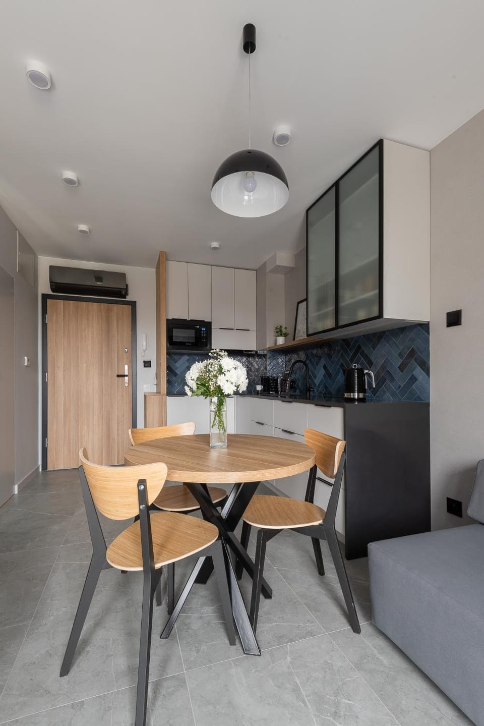 Kitchen or kitchenette, Dining area