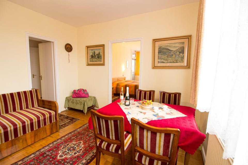 Seating area, Dining area
