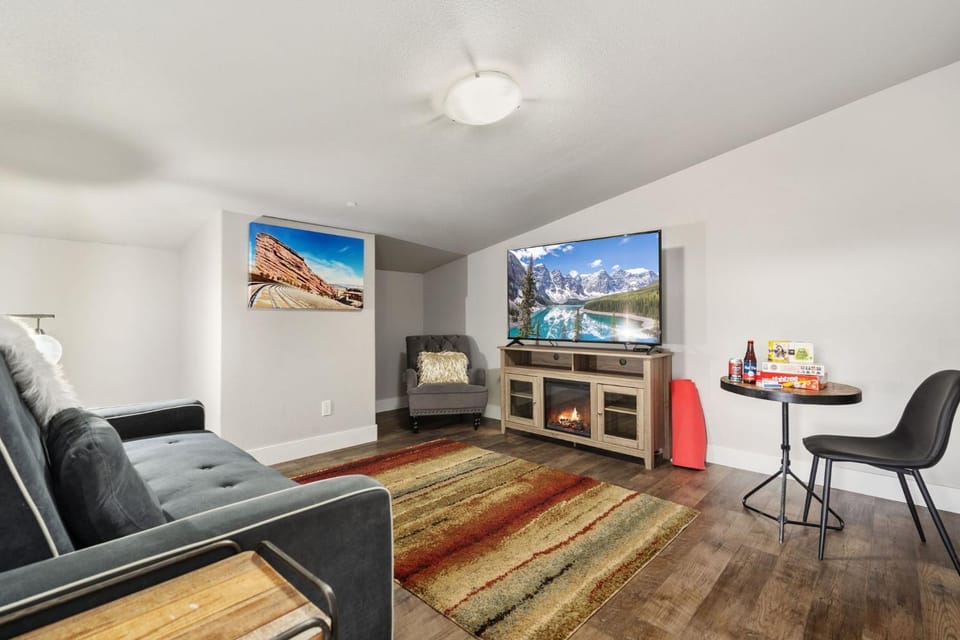 Elegant Oasis - Fireplaces, King Beds, Mtn Views! House in Fort Collins