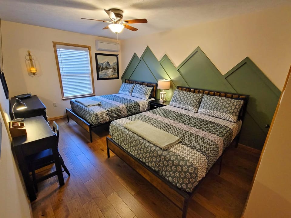 Bed, Photo of the whole room, Bedroom, Guests, fireplace