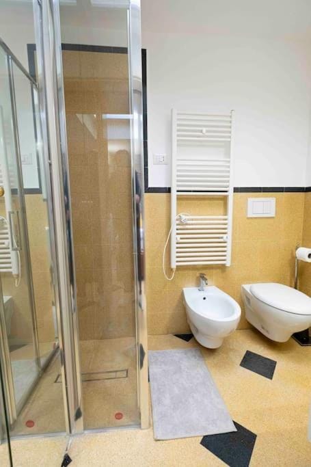 Shower, Toilet, Bathroom, bidet, towels