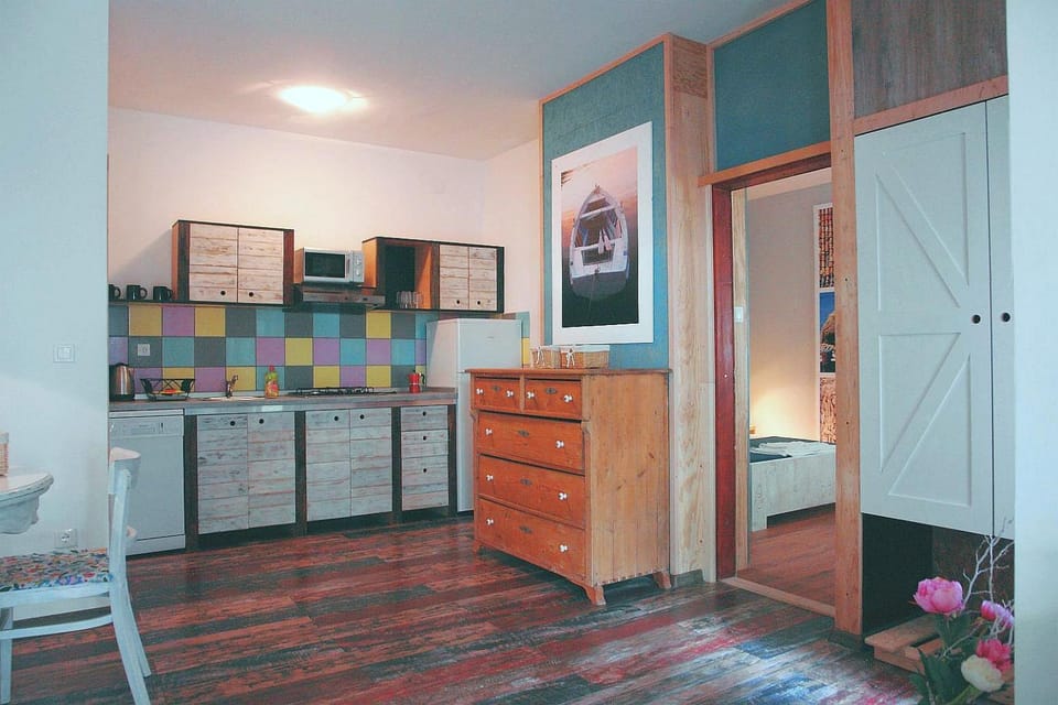 Kitchen or kitchenette, minibar