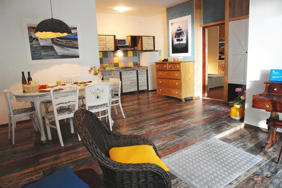 Kitchen or kitchenette, Dining area, dishwasher