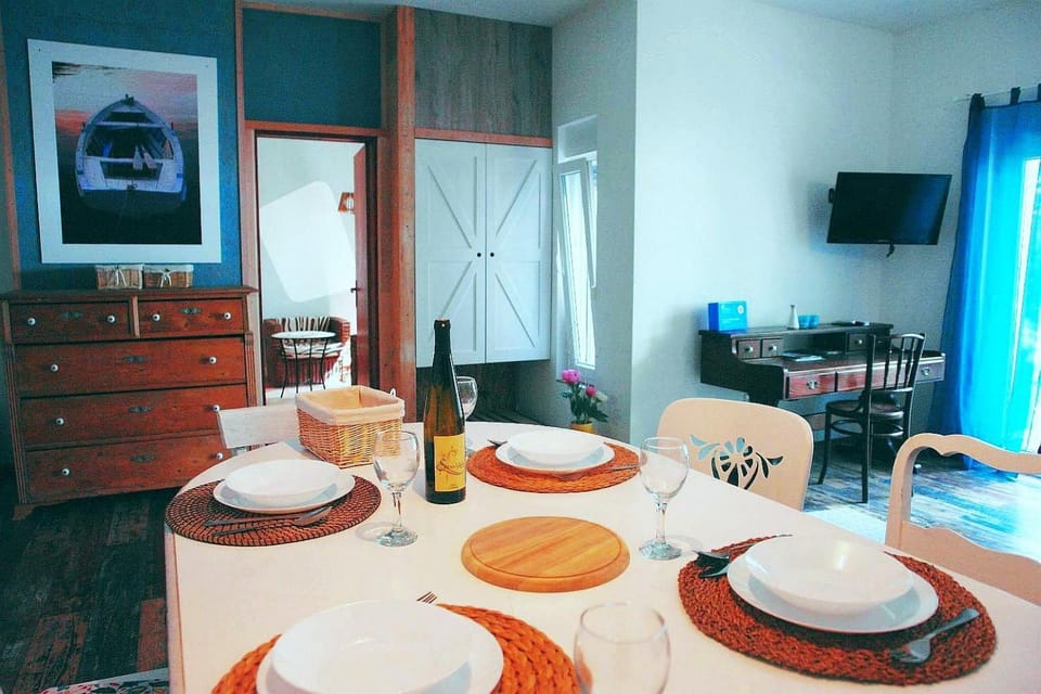 Communal lounge/ TV room, Living room, Dining area, Food