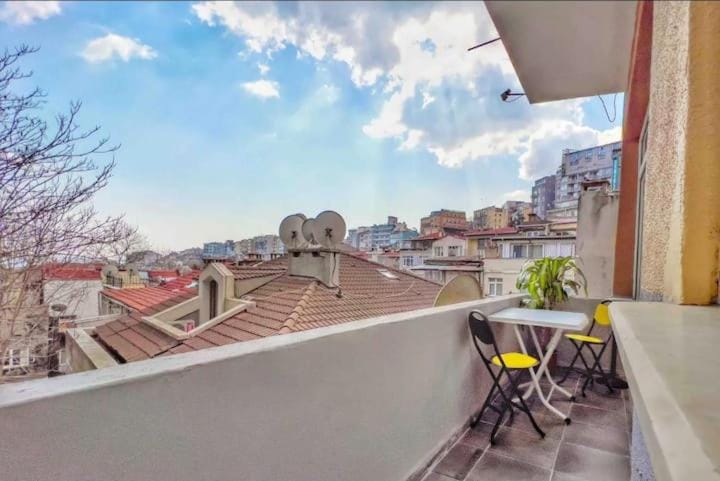 Property building, Patio, Day, View (from property/room), Balcony/Terrace, Dining area, City view