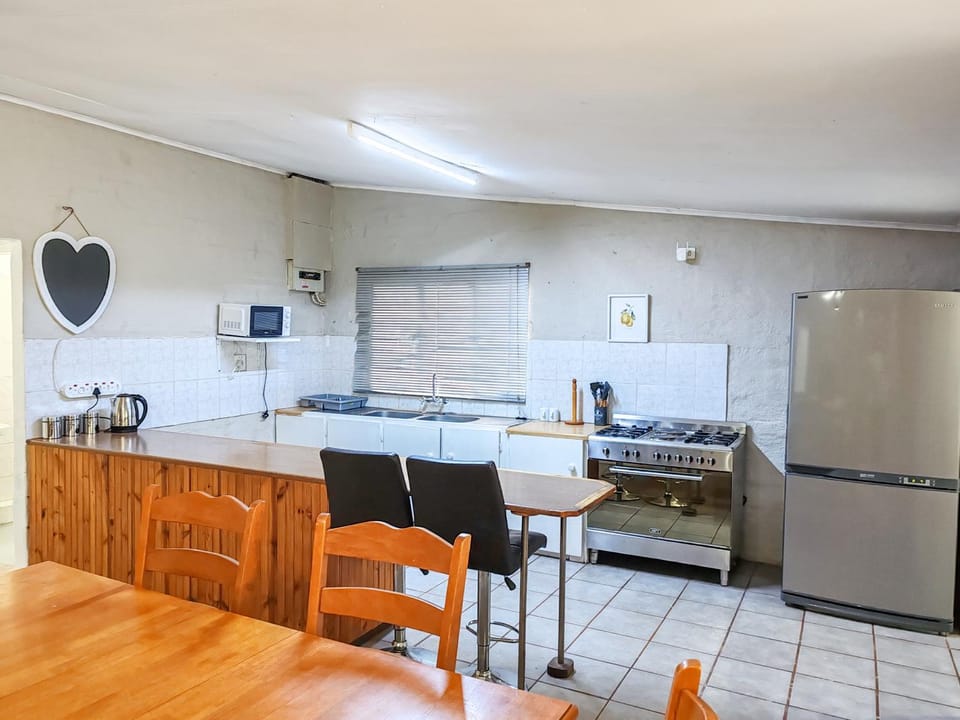 Kitchen or kitchenette, Seating area, Dining area, minibar, pet friendly, stove, toaster