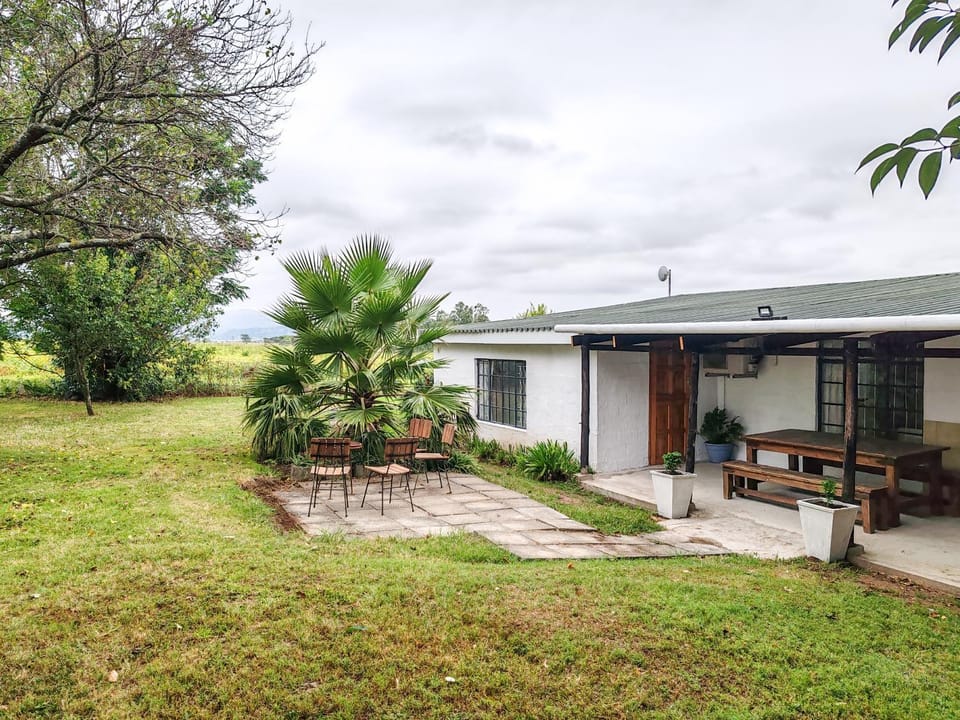 Property building, Patio, Natural landscape, Garden, Dining area, Garden view