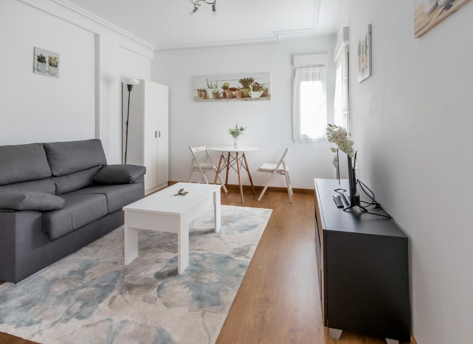 TV and multimedia, Kitchen or kitchenette, Living room, Seating area, Dining area