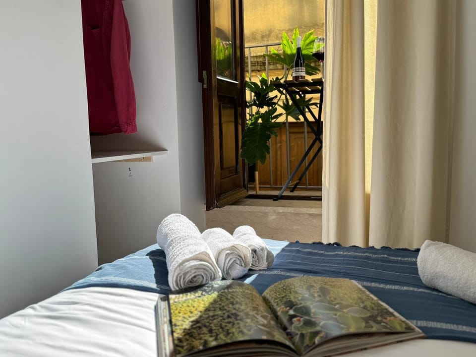 Bed, Bedroom, towels