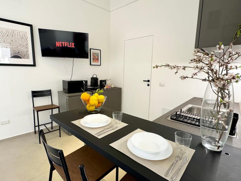 TV and multimedia, Coffee/tea facilities, Photo of the whole room, Dining area, minibar