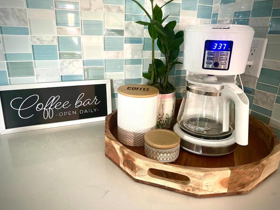 Coffee/tea facilities, Kitchen or kitchenette, Logo/Certificate/Sign, Text overlay, toaster