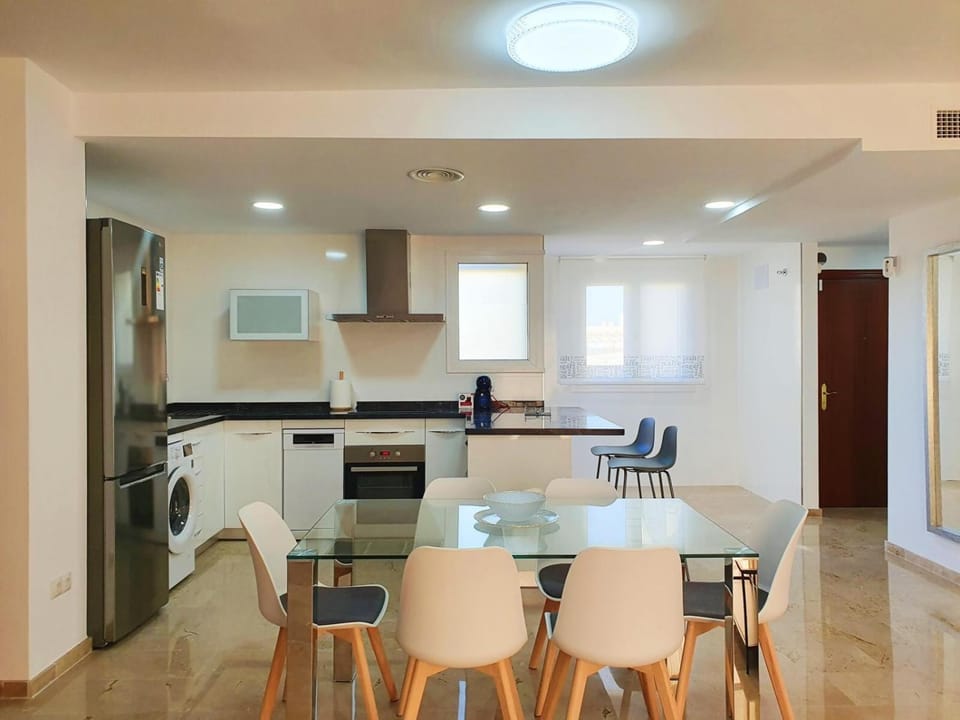 Kitchen or kitchenette, Dining area