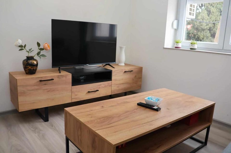 Day, Activities, TV and multimedia, Living room, Decorative detail, Decorative detail, Seating area, Guests, Family, hair dresser, locker, air conditioner