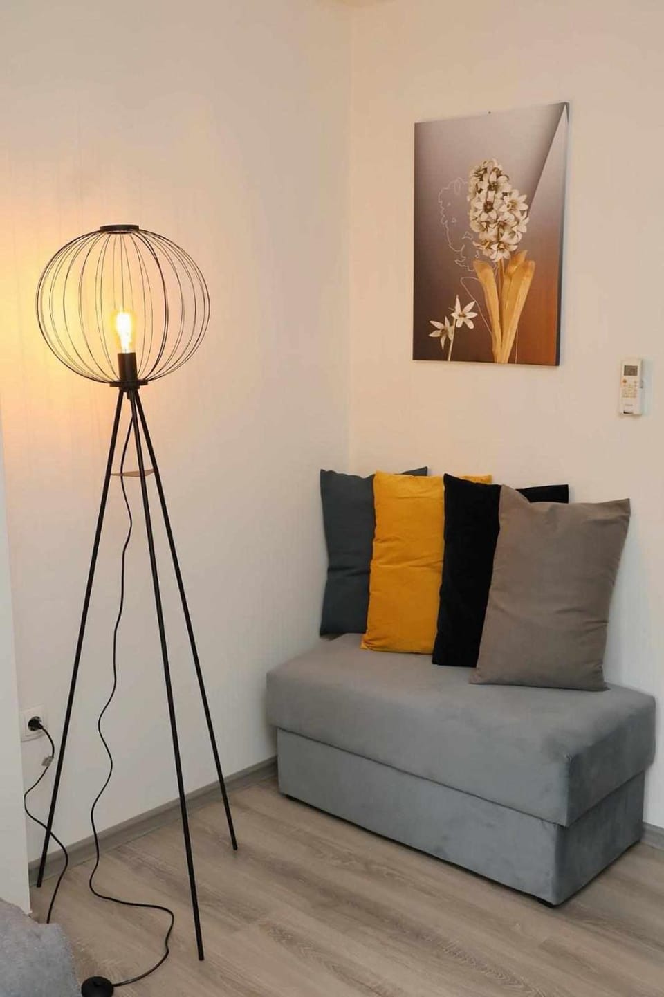 Day, Living room, Decorative detail, Decorative detail, Seating area