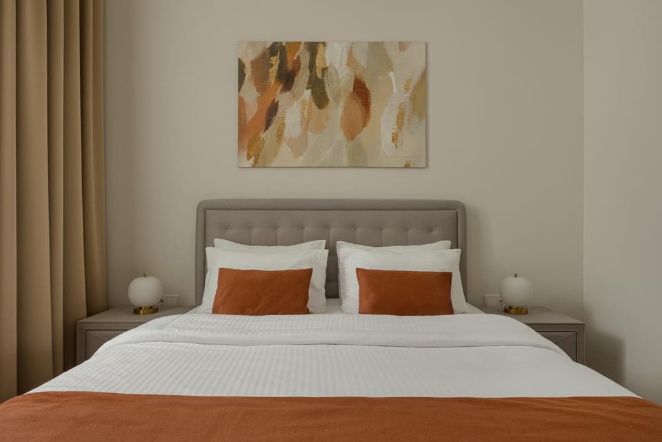 Bed, TV and multimedia, Photo of the whole room, Decorative detail, Decorative detail, Bedroom, Family, Family, heating, heating, towels, wardrobe, air conditioner