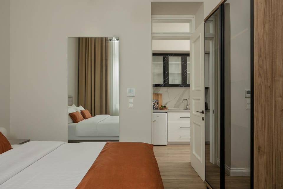 Bed, TV and multimedia, Kitchen or kitchenette, Photo of the whole room, Decorative detail, Decorative detail, Bedroom, Family, Family, heating, heating, towels, wardrobe, air conditioner