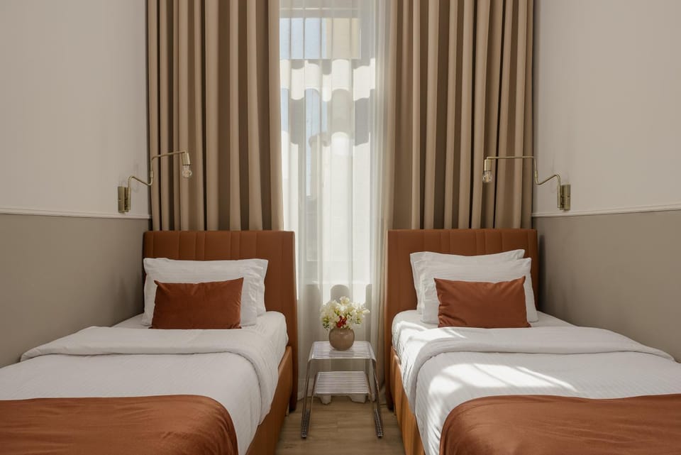 Bed, Day, Photo of the whole room, Decorative detail, Decorative detail, Bedroom, Landmark view, Landmark view, Time of day, Family, Family, Quiet street view, heating, heating, wardrobe, air conditioner