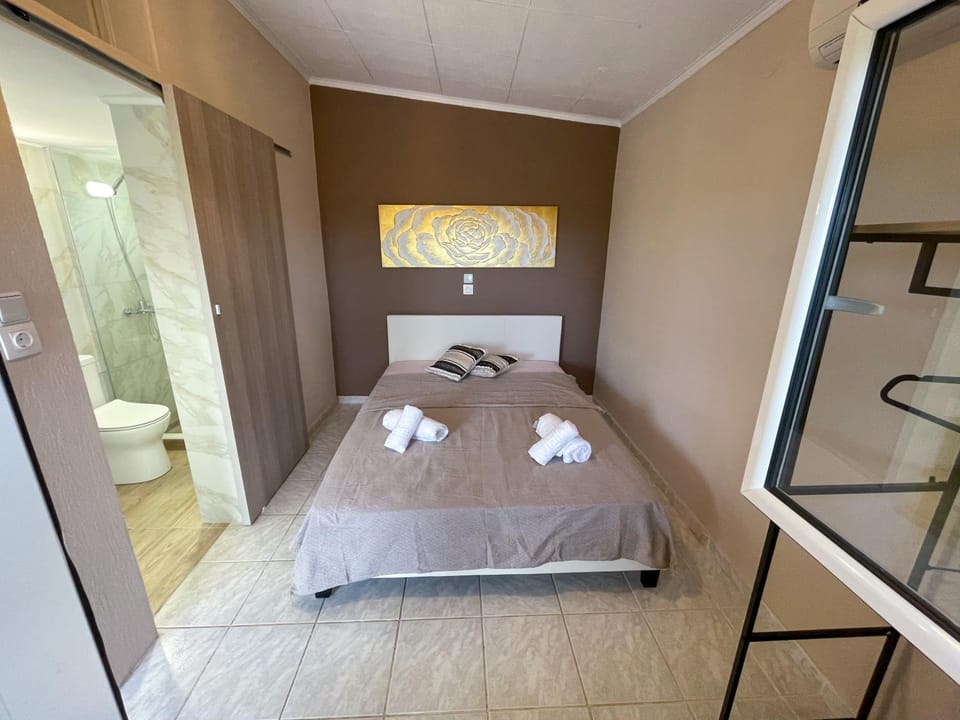 Bed, Bathroom, Photo of the whole room, Bedroom, towels