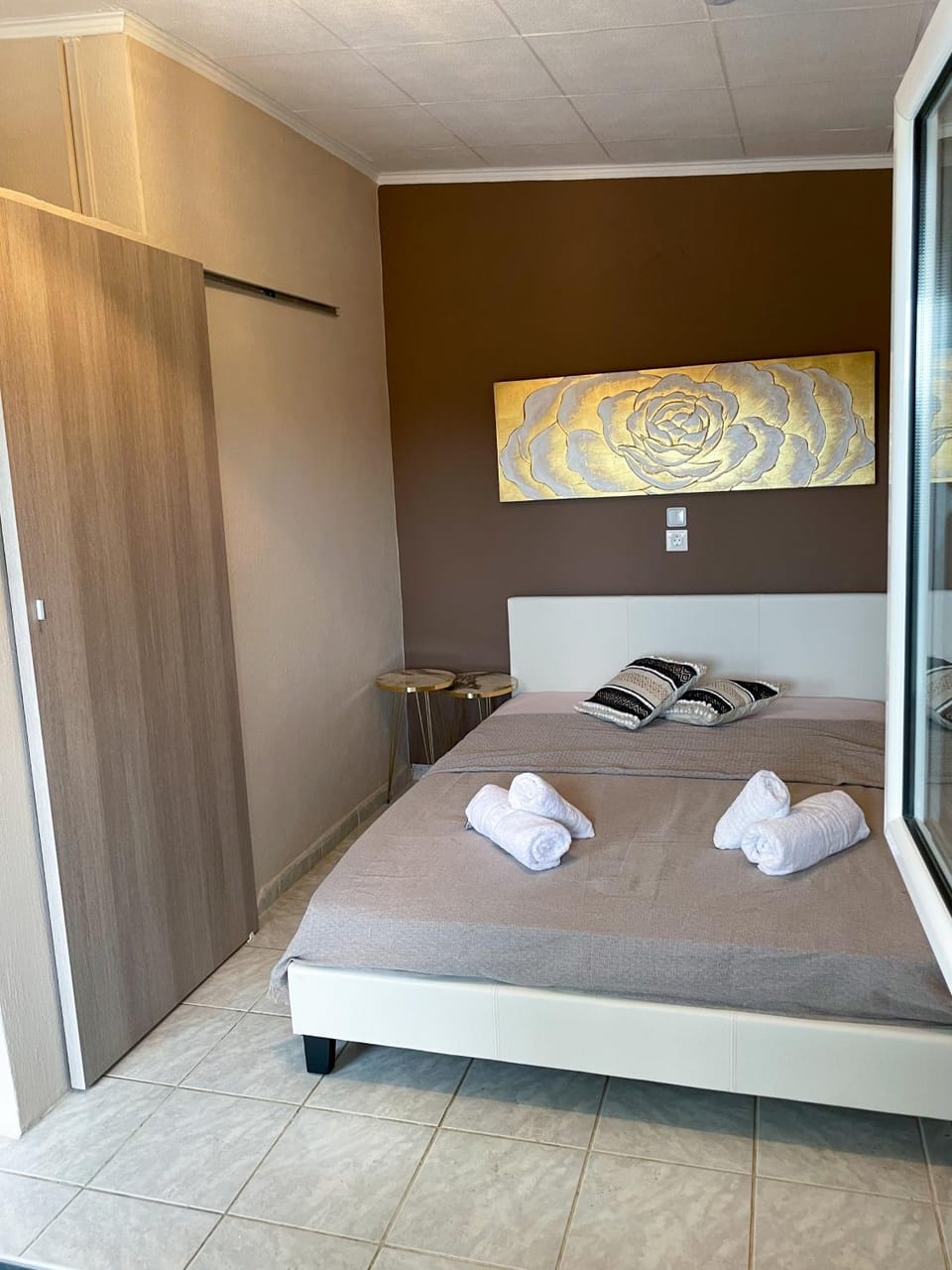 Bed, Photo of the whole room, Bedroom, towels