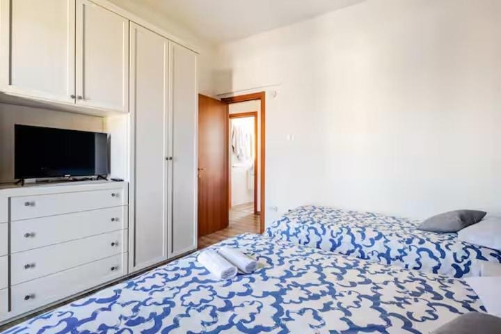 Bed, Photo of the whole room, Evening entertainment, Bedroom, wardrobe