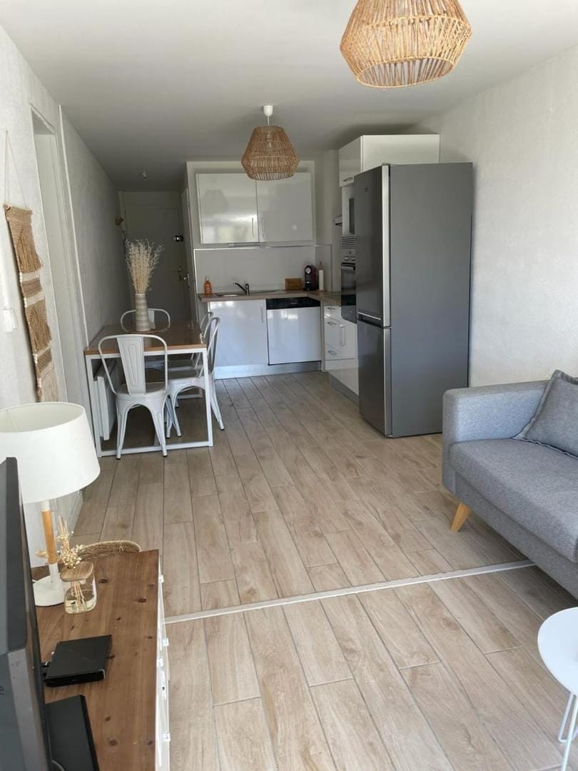 Kitchen or kitchenette, Living room, Seating area, Dining area, oven, stove