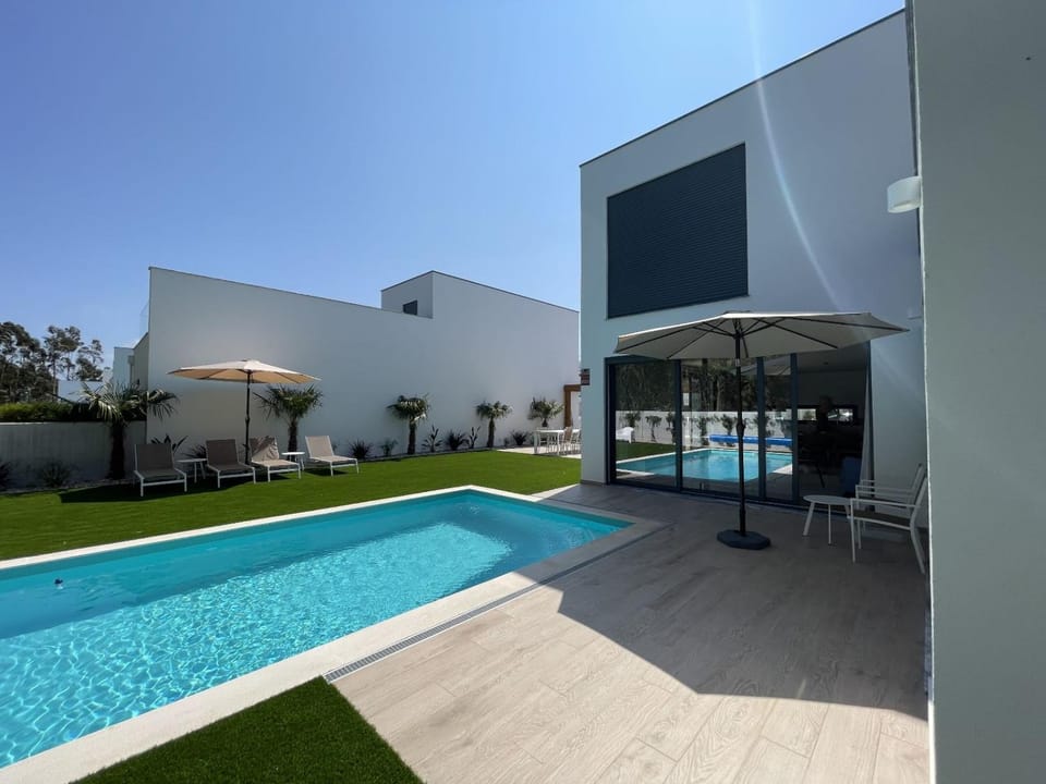 Swimming pool, sunbed