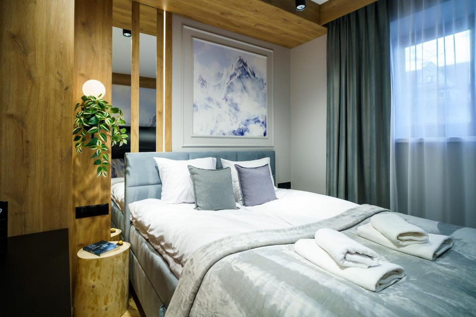 Bed, Bedroom, towels