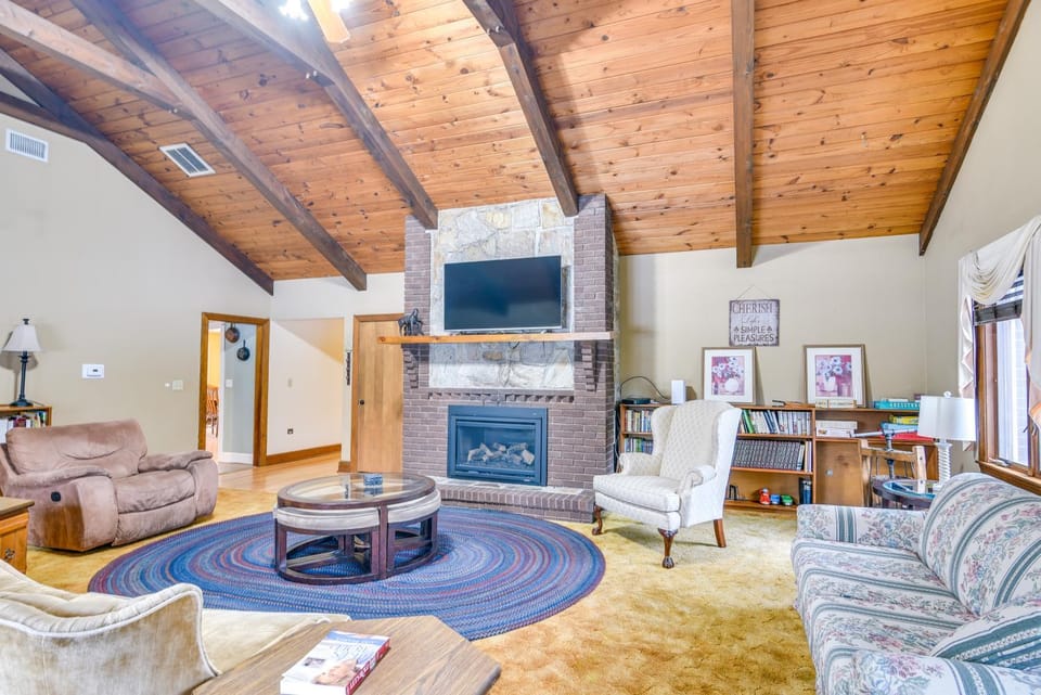 Bellingham Retreat w/ Fire Pit + Lake Access! Apartment in Massachusetts