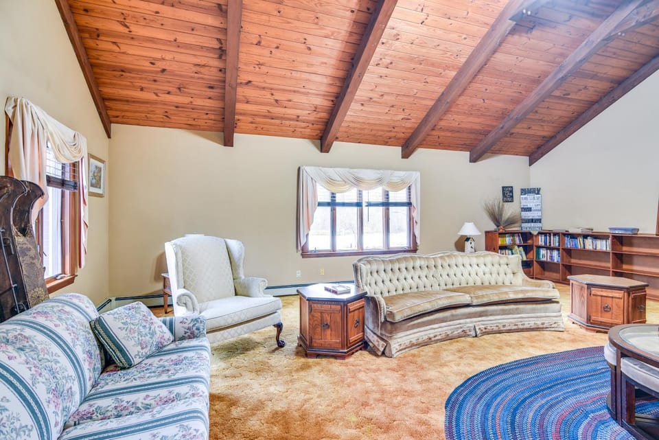 Bellingham Retreat w/ Fire Pit + Lake Access! Apartment in Massachusetts