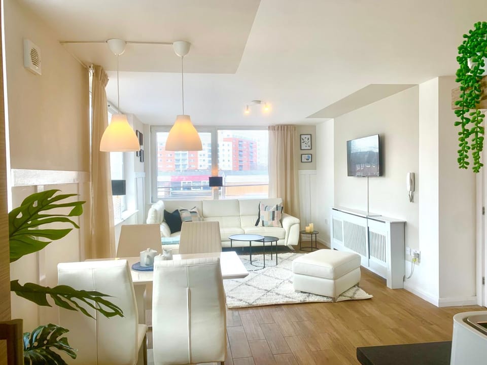 TV and multimedia, Living room, Seating area, Dining area