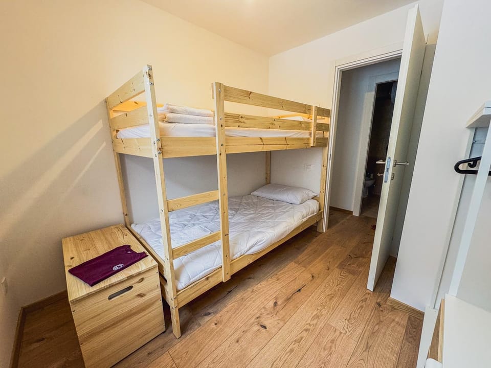 Bedroom, bunk bed