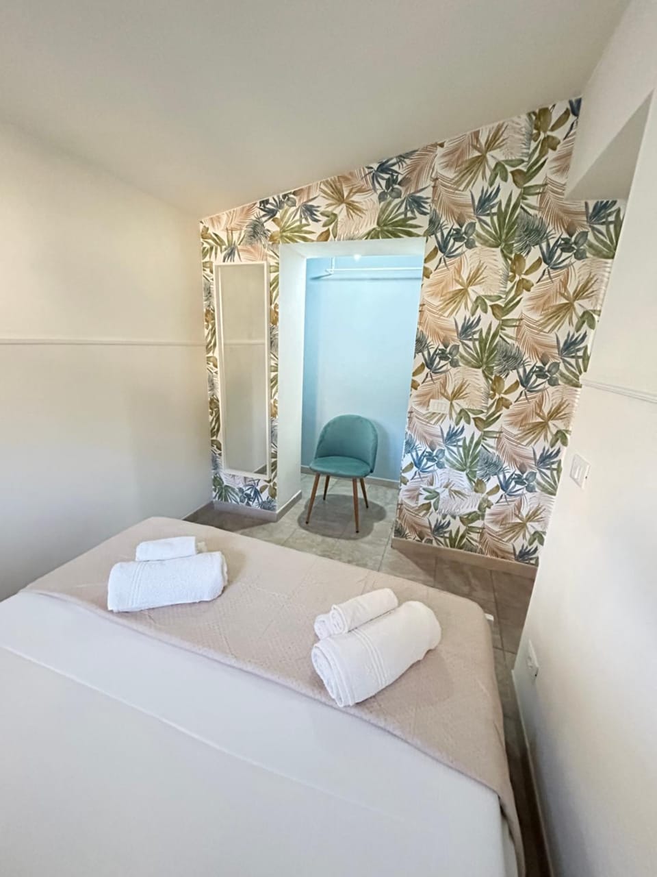 Bed, Photo of the whole room, towels, wardrobe