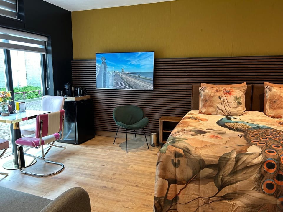 Bed, TV and multimedia, Photo of the whole room