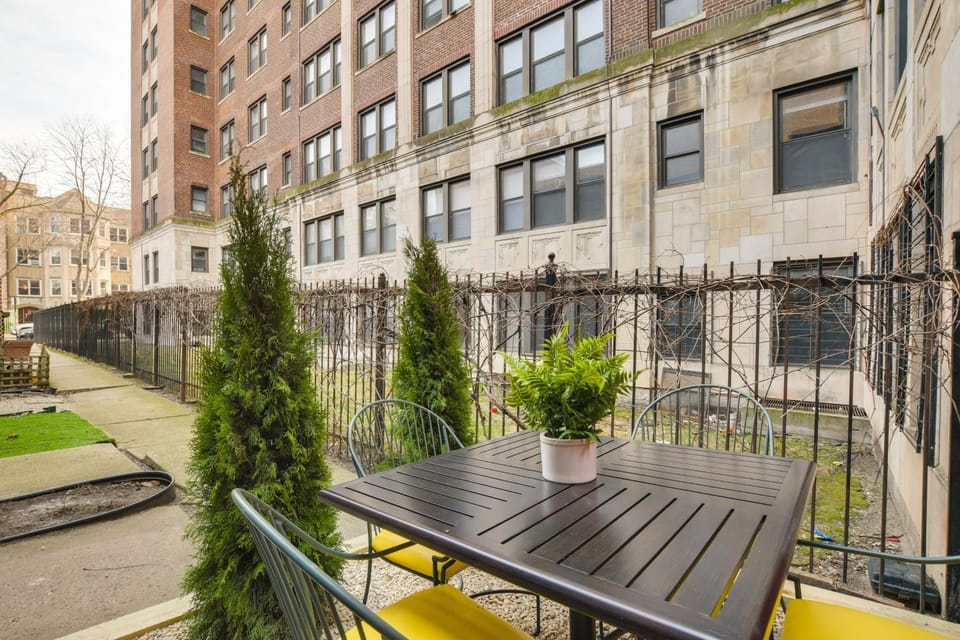 Stylish Chicago Retreat: Walk to Loyola University House in Chicago