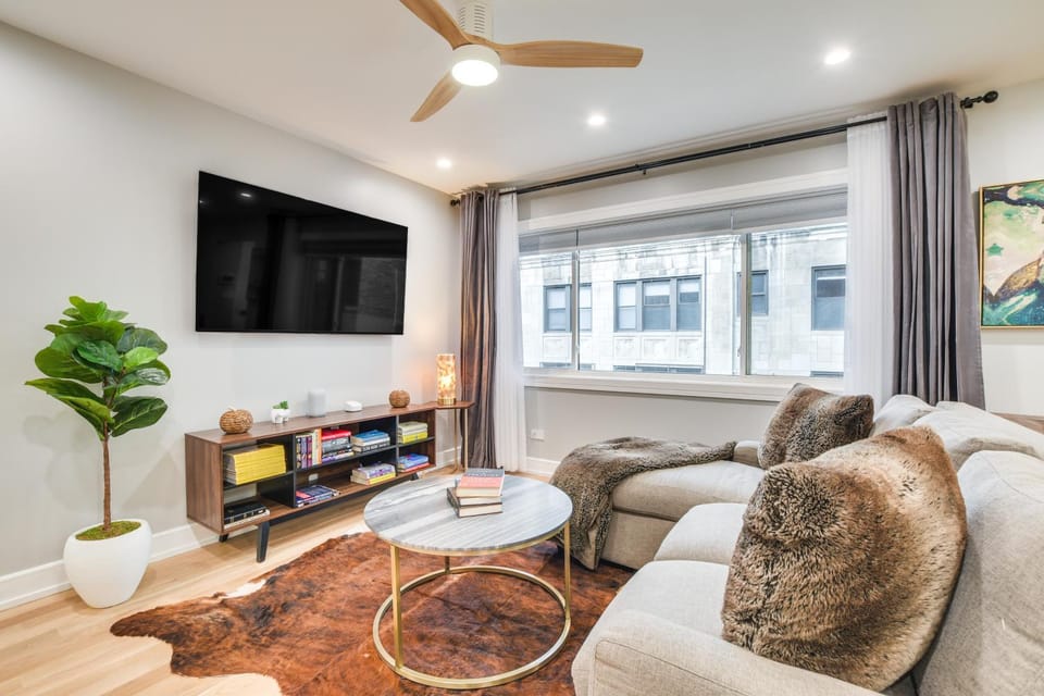 Stylish Chicago Retreat: Walk to Loyola University House in Chicago