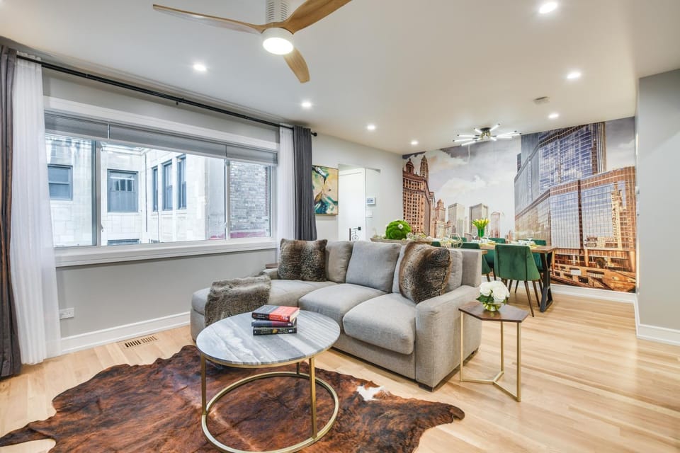 Stylish Chicago Retreat: Walk to Loyola University House in Chicago