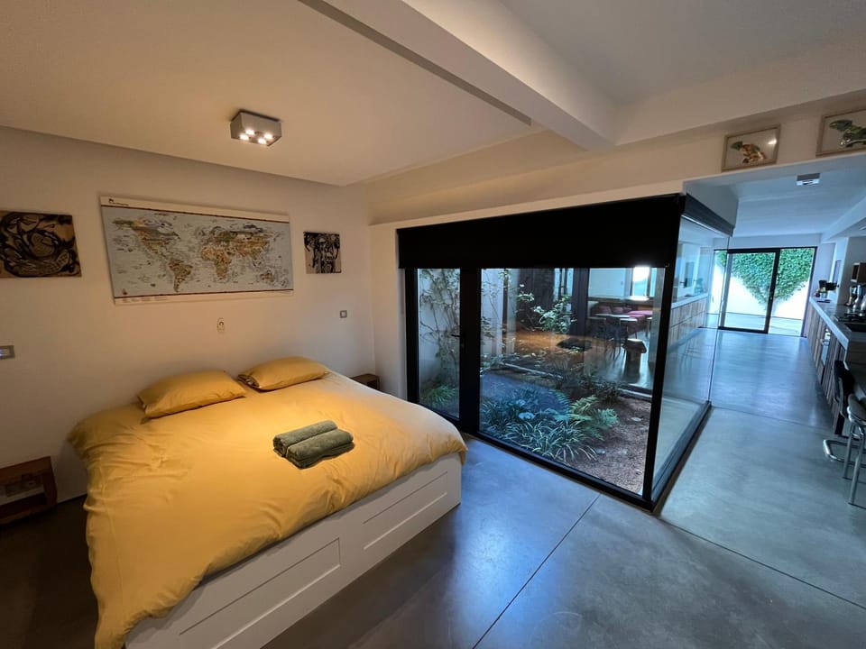 Bed, Garden, View (from property/room)
