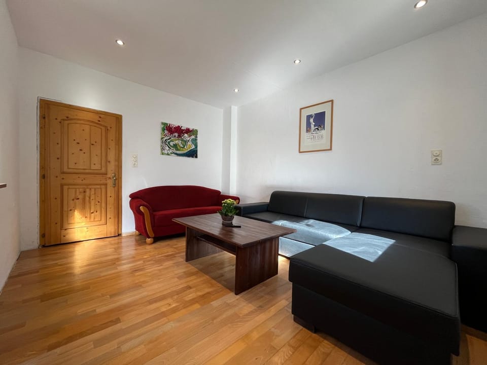 Communal lounge/ TV room, TV and multimedia, Living room, Seating area