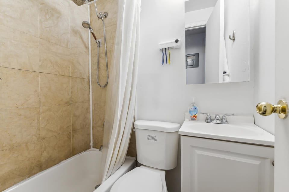 Shower, Toilet, Bathroom, Bath