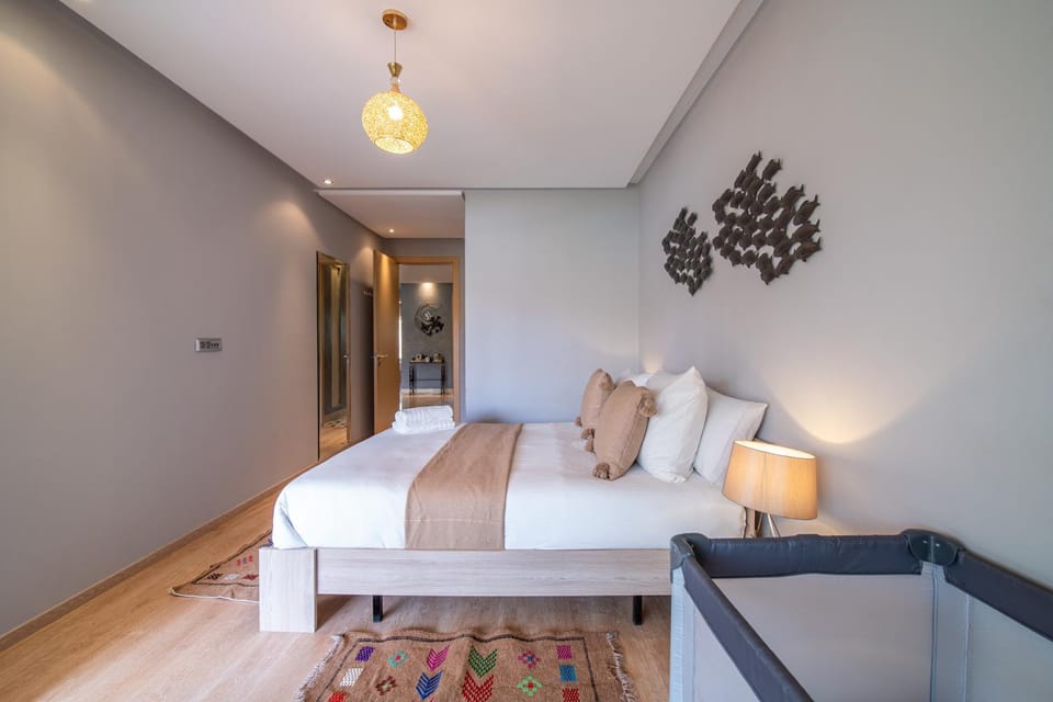 Bed, Living room, Photo of the whole room, Seating area, Bedroom